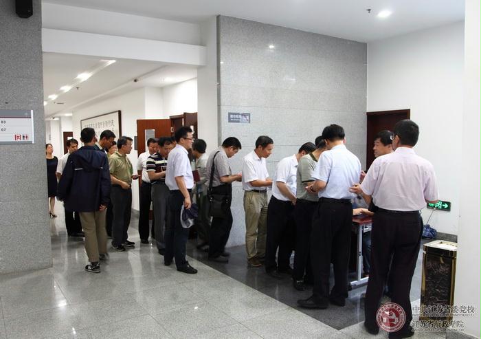 献上爱心:我校教职工积极捐款 支援盐城阜宁、